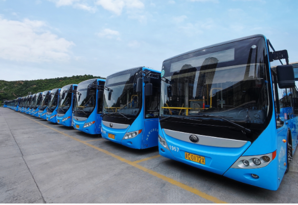 路遇大貨車(chē)輪胎起火，6路公交車(chē)駕駛員王曉春果斷施以援手 --“我車(chē)上的3個(gè)滅火器都用完了”
